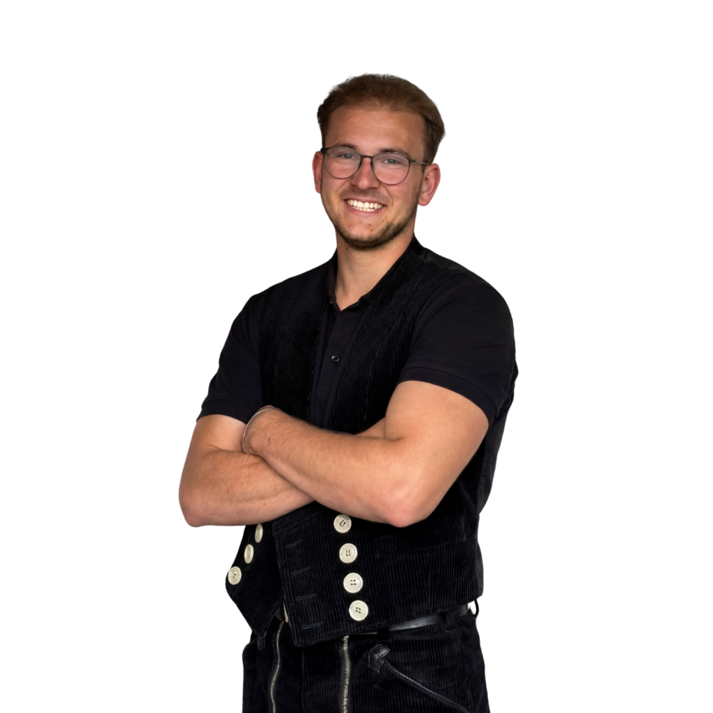 Portraitfoto Eines Zimmerers mit verschränkten Armen, lächelnd.